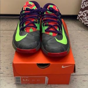 Boys Nike KD VI size 5.5